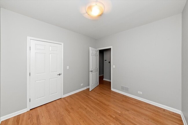 Building Photo - 540 W Oakdale Ave