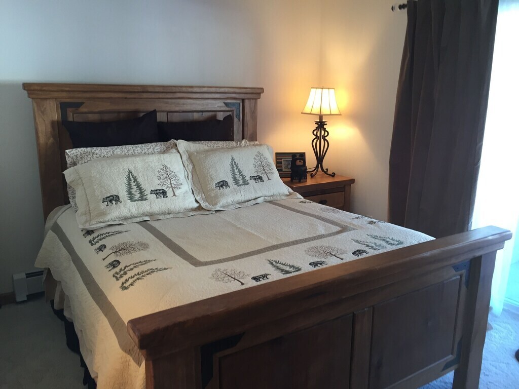 1st floor Master Bedroom with Queen bed - 103 Morningstar Cir
