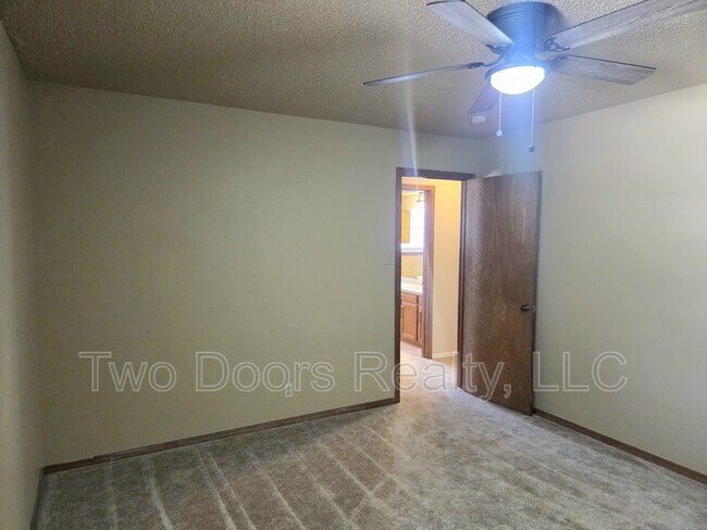 Building Photo - 904 E Hills Dr