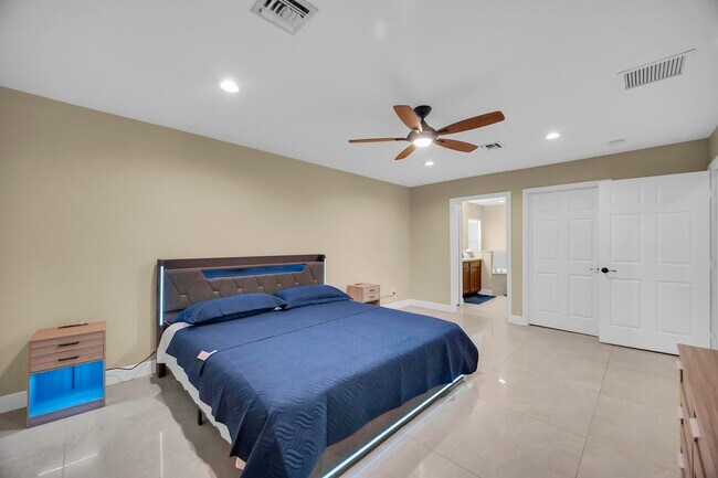 Building Photo - 1037 SW Payne Ave