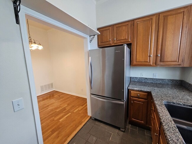 Building Photo - Available now ready for immediate move in