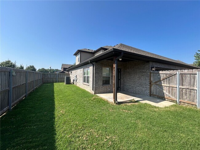 Building Photo - 3101 SW Warberry Ave