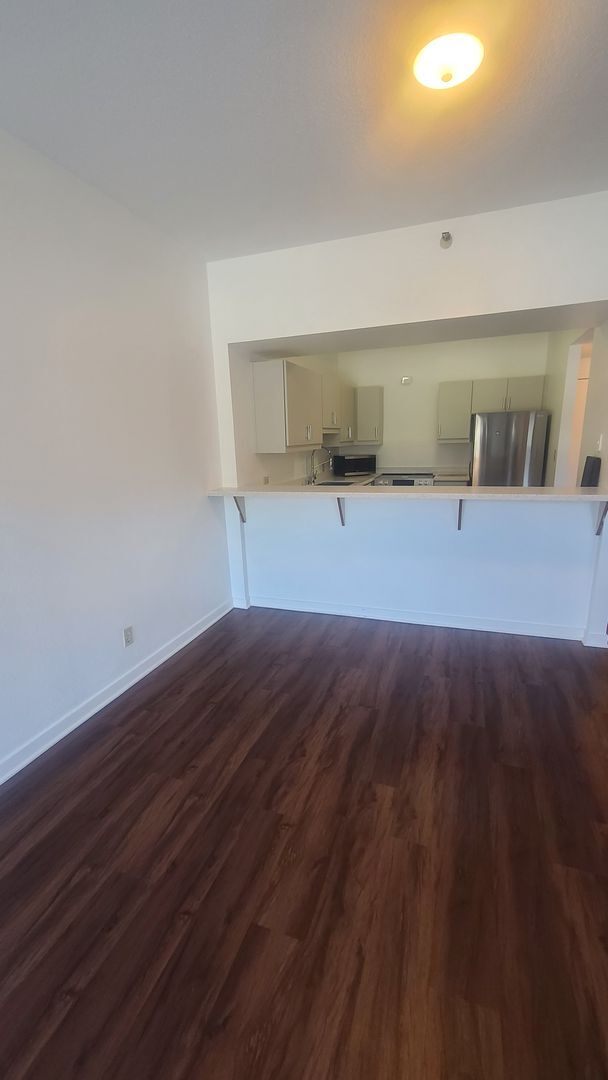 Building Photo - Unfurnished Move-In ready 1 Bedroom/ 1 Bat...