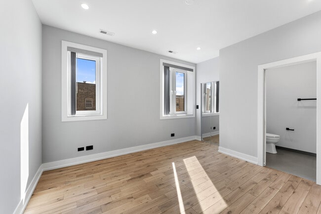 Building Photo - 7724 N Eastlake Terrace