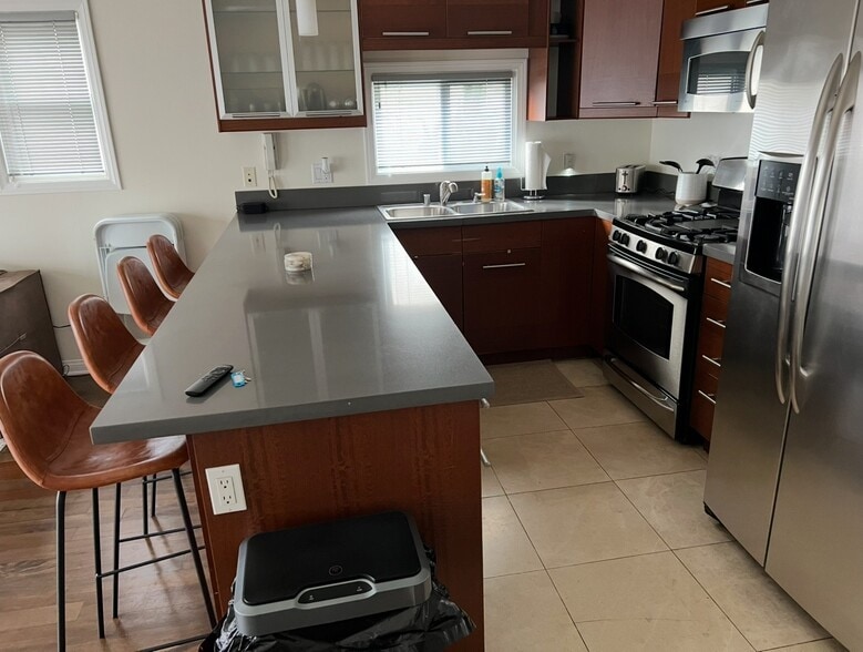 kitchen - 635 N Windsor Blvd