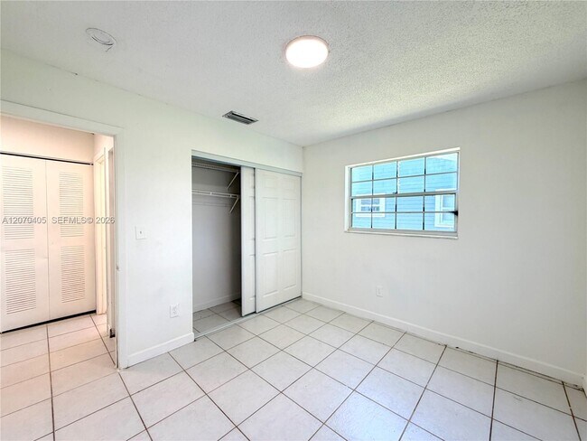 Building Photo - 9850 W Heather Ln