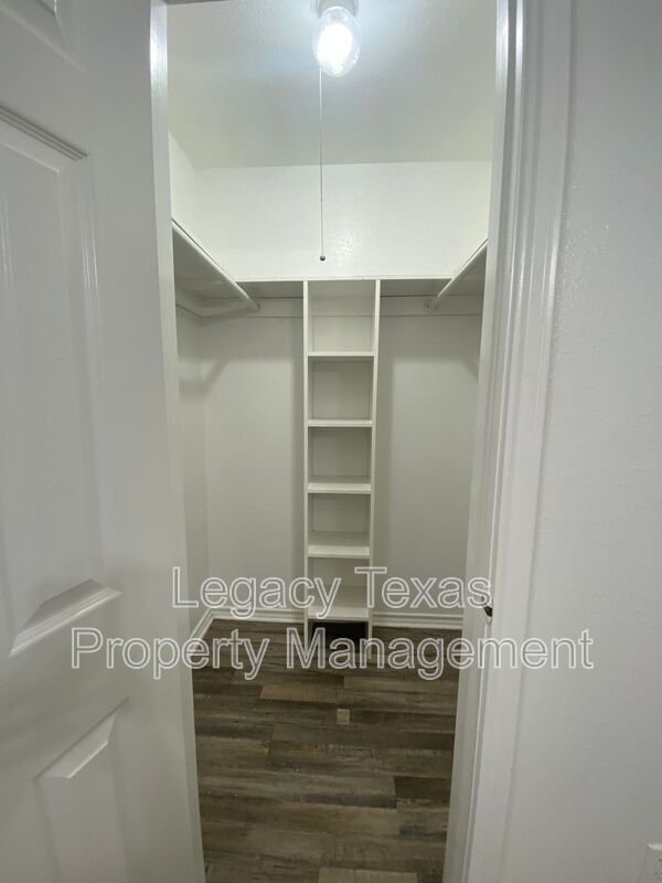 Building Photo - 705 Miracle Ln