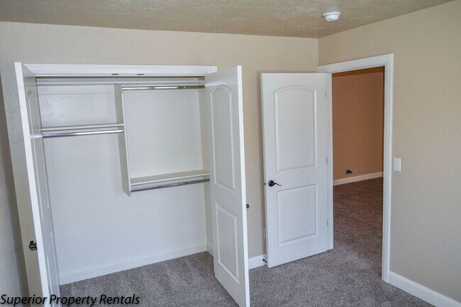 Building Photo - 4 bed, 2.5 bath duple unit w/2 car garage