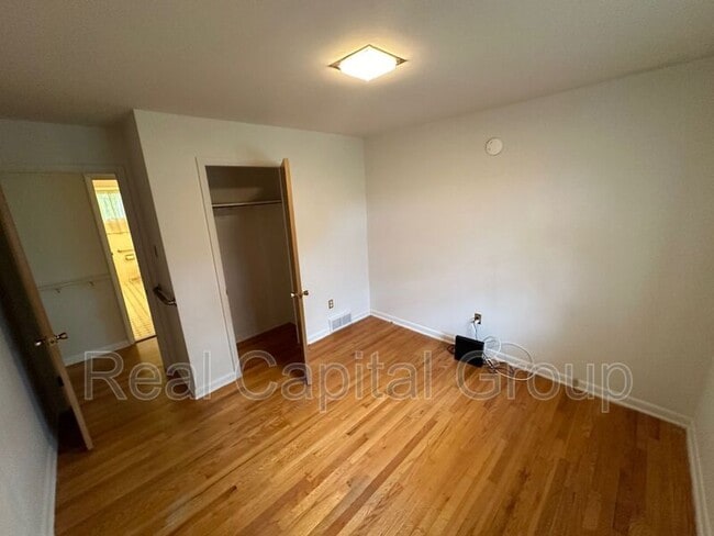 Building Photo - 32 Hendrick Ave