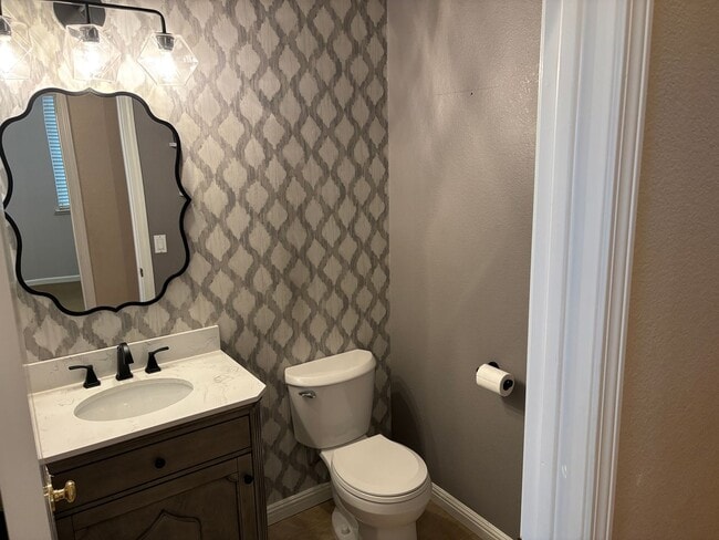 Building Photo - Lakeside Community Beauty