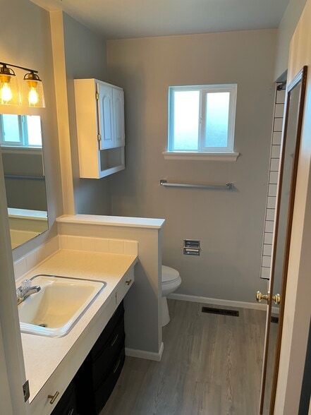 Upstairs Bath - 3011 N Stout Rd