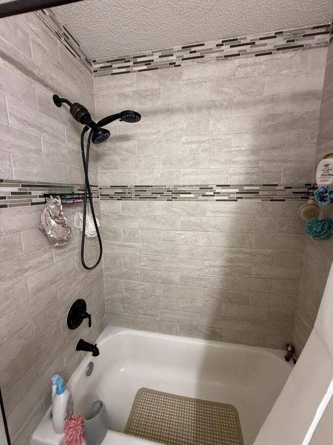Building Photo - Updated 2 Bed, 2.5 Bath Apple Valley Townh...