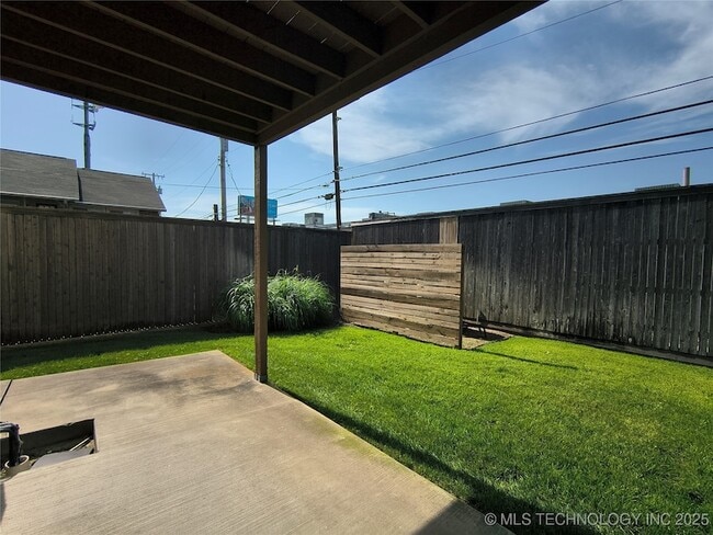 Building Photo - 1331 E 41st Pl