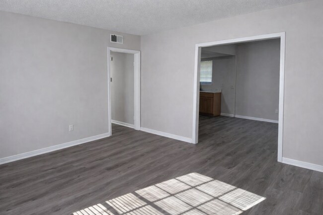Building Photo - PROMOTION- Heritage Oaks @ Navco