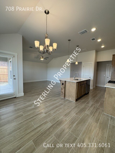 Building Photo - 708 Prairie Dr