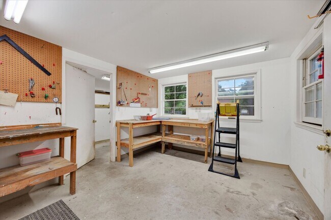 Building Photo - 717 Goodpasture Terrace
