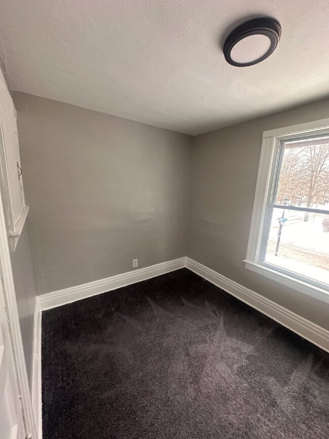 Building Photo - Beautiful 4-bedroom townhome!