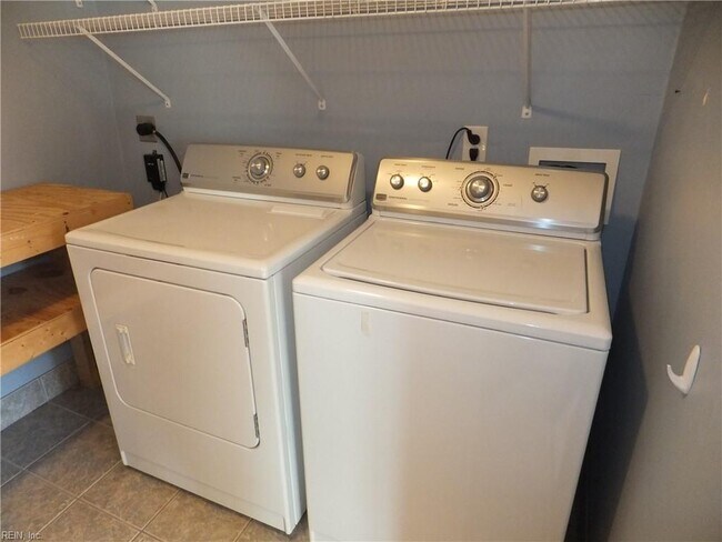 Building Photo - 4420 Clyde St