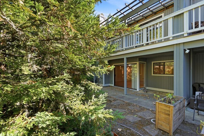 Building Photo - 320 Grapevine Pl