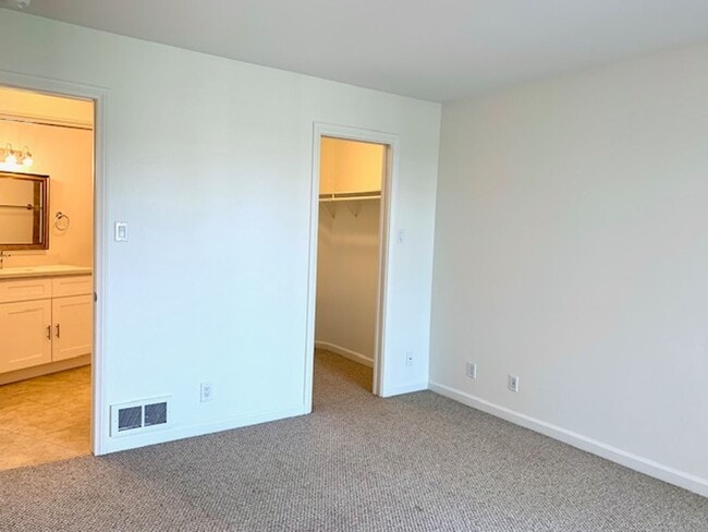 Building Photo - 2901 Peninsula Rd