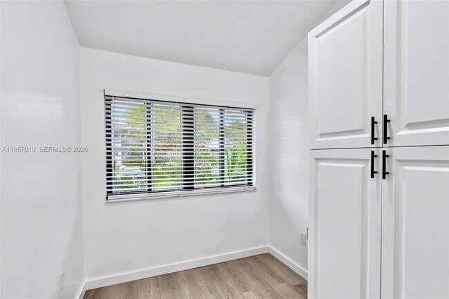 Building Photo - 518 NE 199th Ln