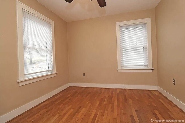 Building Photo - Available THIS SUMMER-Spacious Home Close to Campus