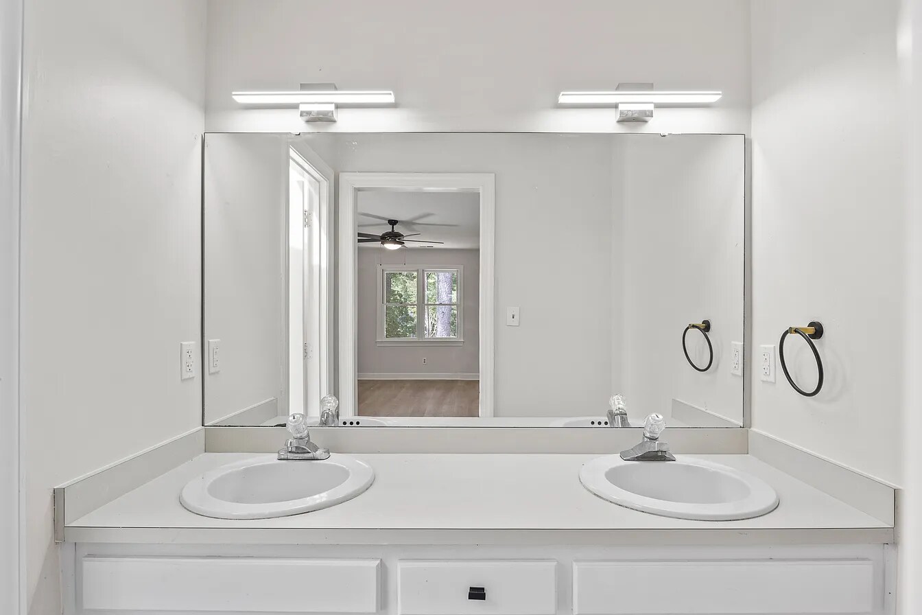 Building Photo - 623 Elmwood Ct