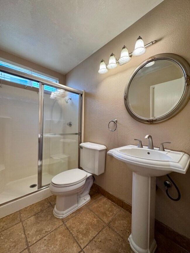 Building Photo - Spacious 4 Bedroom Home with Expansive Bac...
