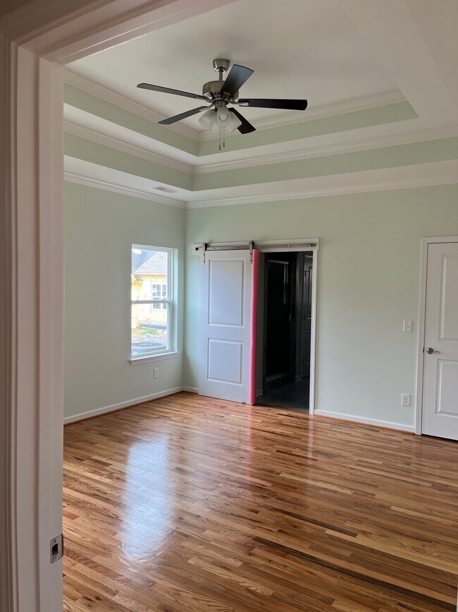 Building Photo - "Charming 2-Bed, 2-Bath Condo with Gleamin...