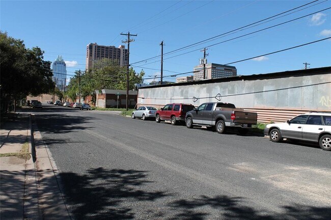 Building Photo - 1007 E 3rd St