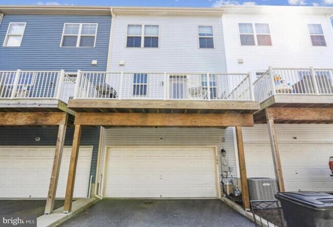 Building Photo - 104 Vanguard Ln