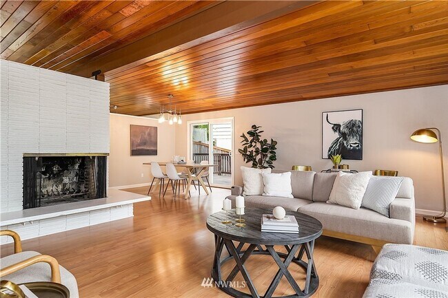 Building Photo - Newport Hills 3bed/1bath Home!