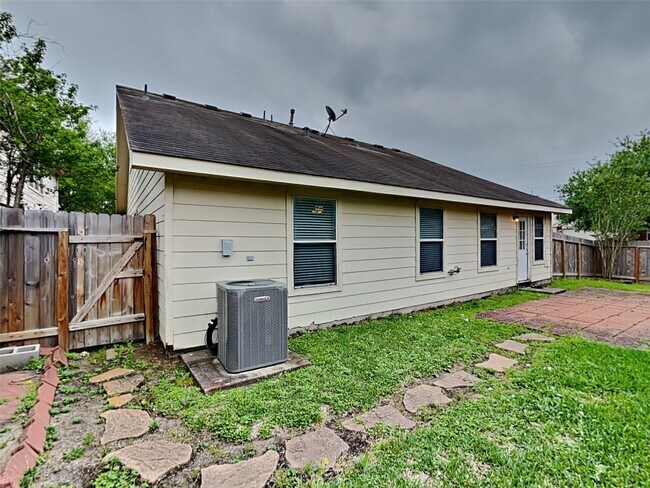 Building Photo - 9626 Eaglewood Glen Tr