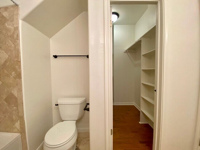 Building Photo - 3 Bedroom Townhouse Condo-North Austin!