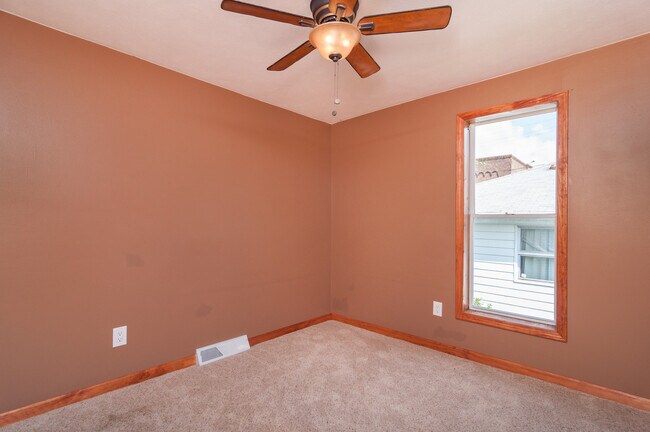 Building Photo - 735 Emerald Ave NE