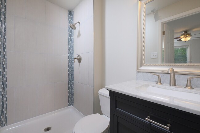 Building Photo - Renovated Entry Level - Castle Harbour Con...