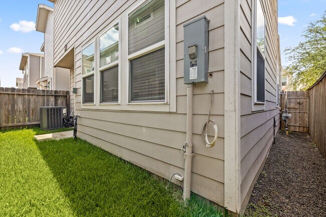 Building Photo - 9914 Brickhouse Dr