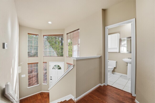 Building Photo - 56 Lakeridge Dr