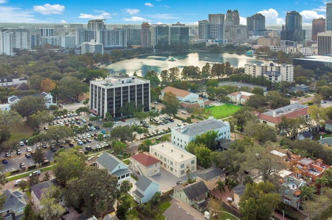 Building Photo - Villas of Lake Eola Condo