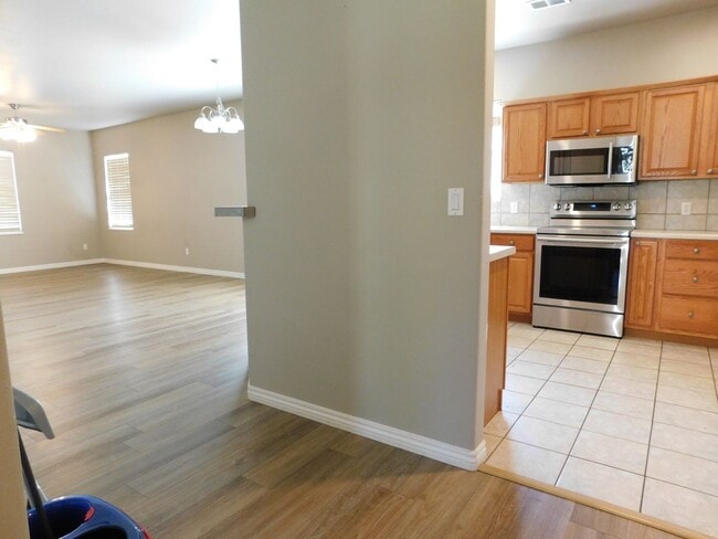 Building Photo - TWO WEEKS FREE RENT IN FOUNTAIN GREENS!