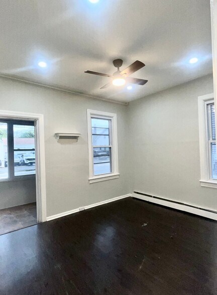 Building Photo - 364 River Dr