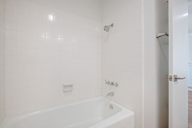 Building Photo - Fully Remodeled 2 Bed, 2 Bath East Beach T...