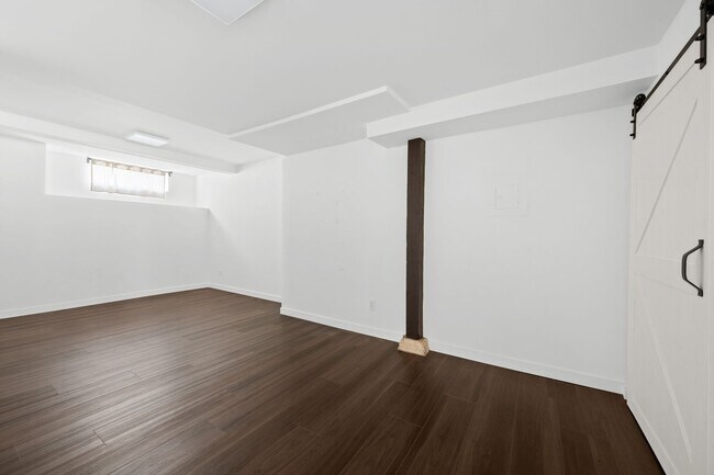 Building Photo - 1915 Apex Ave