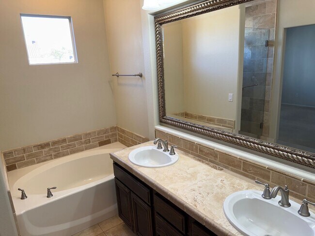 Building Photo - Beautiful Camarillo Townhome