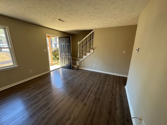 Building Photo - 2 Bedrooms, 1.5 Bathrooms - Townhome in West Rome!