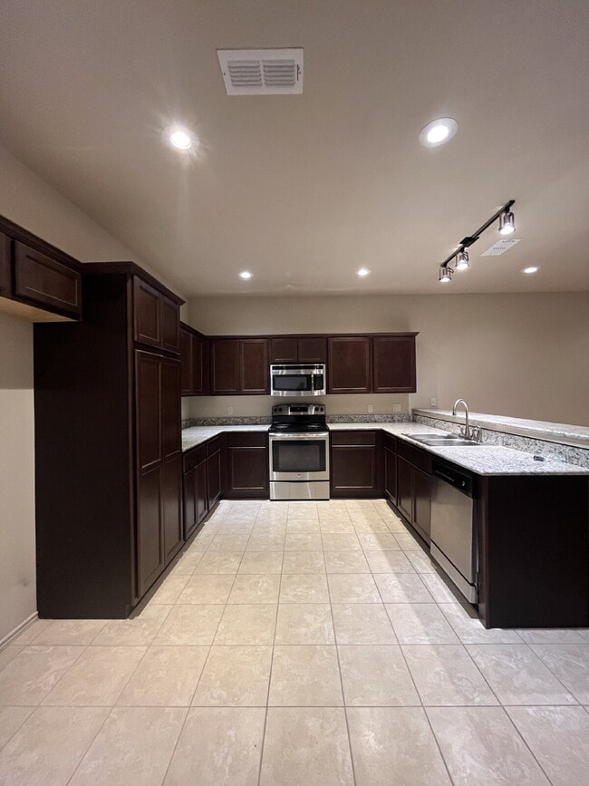 Building Photo - Cute 3/2/2 townhome in the Lubbock-Cooper ...