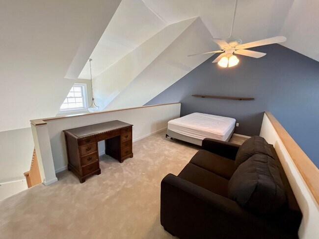Building Photo - 3-bedroom, 2.5 bathroom partially furnished home in Saint Joseph