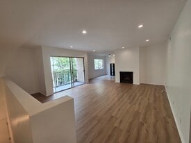Building Photo - 621 Strand St
