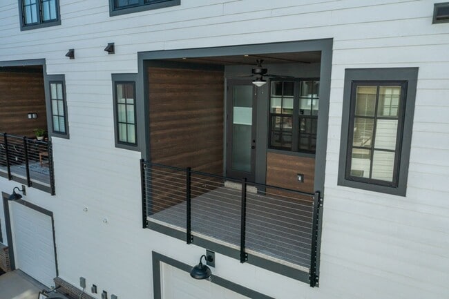 Building Photo - 2 BR 2.5 BA- Downtown Greenville Townhome- FOR RENT