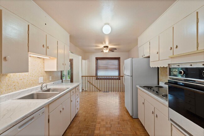Building Photo - Charming 3BR, 2,200 Sq Ft SFR in Broomfield